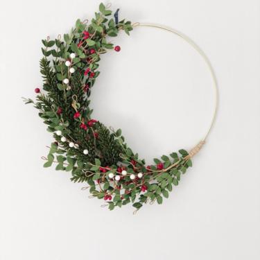 Christmas Greenery Wreath with red and white berries, Minimalist Holiday Wreath, Modern Christmas Wreath, 