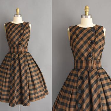 vintage 1950s brown and black Fall plaid cotton full skirt dress Medium Large 50s brown cotton plaid full circle skirt Fall dress with belt 
