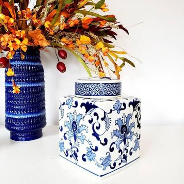 Vintage Blue & White Chinoiserie Storage Jar 