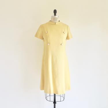 Vintage 1960's Mod Light Yellow Linen A Line Shift Dress Stand Up Collar Short Sleeves Button Trim Jackie Kennedy Style Carlye Size Medium 