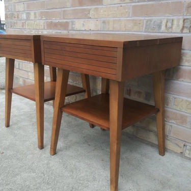 Free Shipping Within US - Pair of Mid Century Modern Solid Wood with Dovetail Henredon Nightstands or End Tables 