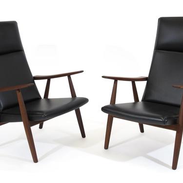 Hans Wegner 260 High-back Lounge Chairs in New Black Leather, a Pair