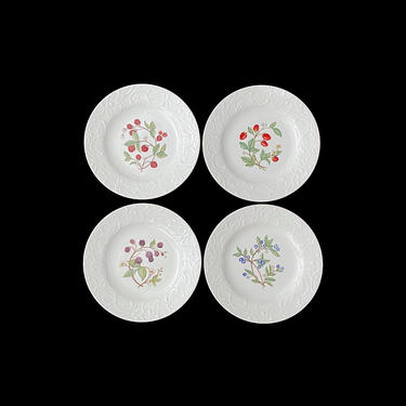 Vintage Set of 4 DANSK Floating Leaves Pattern 9&quot; Dinner Plates with Raised Leaves Design and Botanical Floral & Fruit Scenes 