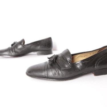 vintage 1960s 70s BLACK slip on TASSEL black leather LOAFERS vintage men's shoes -- size 9 men's shoes 
