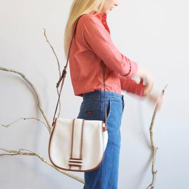 White leader shoulder bag with piping 