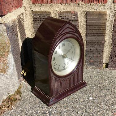1932 Lincoln Cathedral Clock Art Deco Bakelite Case, Nicely Working 