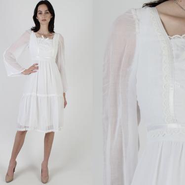 Vintage 70s Prairie Angel Dress / White Bell Sleeve Empire Waist / White Lace Plain Tiered Skirt Prairie Festival Zip Up Mini Dress 