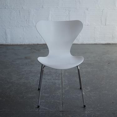 Arne Jacobsen Series 7 Chair in White
