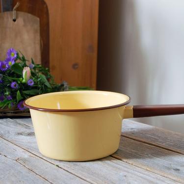 Vintage yellow & brown enamelware pot / 7 inch enamel pot with handle / retro cottage farmhouse cookware / rustic farmhouse kitchen 