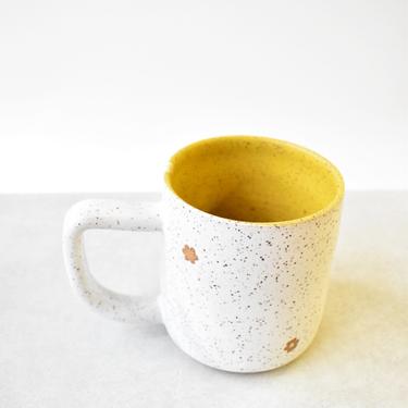Stoneware White with Yellow Interior Ceramics Mug with petite Daisies 