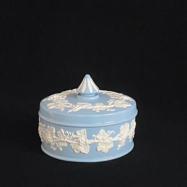 Vintage Wedgwood Porcelain Trinket Box Blue and White Glossy Finish Embossed Queen's Ware Jasperware Jasper Ware Ivy Vine Grapes Theme 