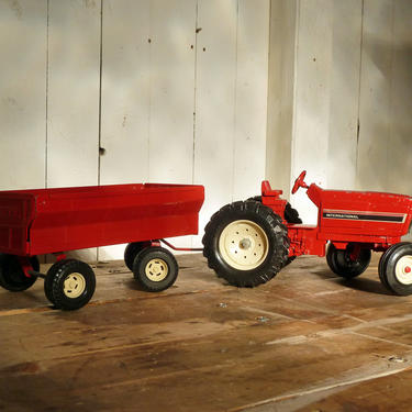 Vintage ERTL International Harvester Tractor Trailer Hay Wagon - Vintage Toy Cars - Toy Trucks - Pressed Steel Toys 