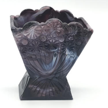 Vintage  L.G. Wright PURPLE  slag vase it is L G wright daisy and button fan vase 