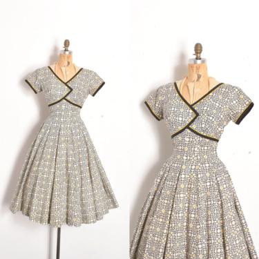 Vintage 1950s Dress / 50s Printed Cotton Dress / Black White Yellow ( small S ) 