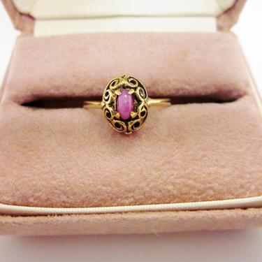 Delicate Vintage 1950s 10K Gold and Prong-Set Pink Star Sapphire Ring in Ornate Feminine Setting 