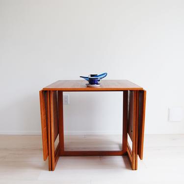 Danish Modern Teak Dining Table with 2 Removable Drop-down Extensions by GP Farum Made in Denmark 