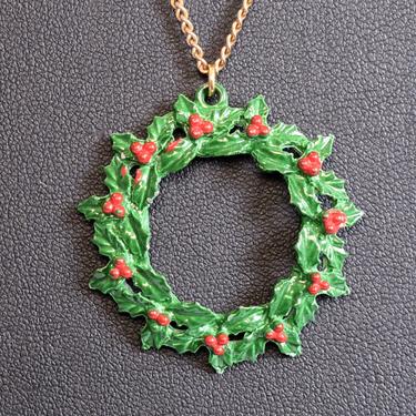 60's green red white enamel on metal Xmas holly wreath affixed pendant gold tone chain charming mid-century Christmas necklace 
