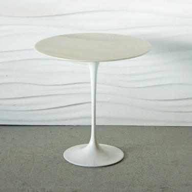 HA-UM013 Knoll Saarinen Tulip Side Table-White Marble