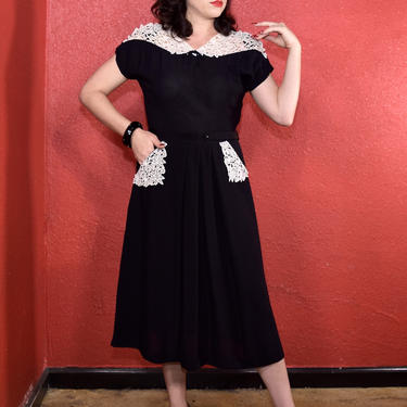1940s Black Crepe Dress with White Lace Collar and Pockets Large 
