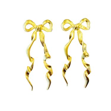 The Pink Reef elongated bow stud