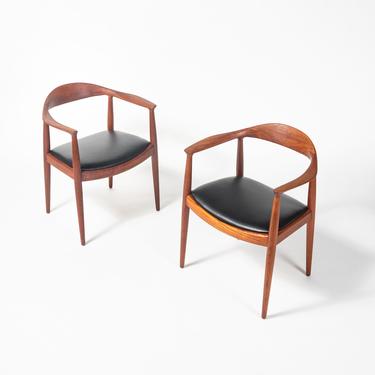 Hans Wegner JH503 &quot; Round Chair&quot; in Teak and Black Leather 