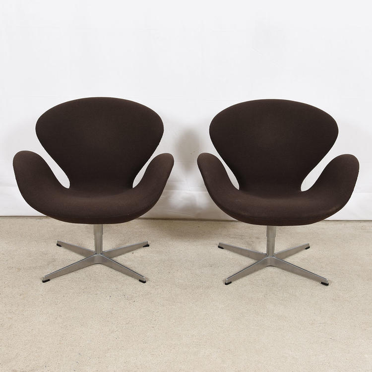Pair of Mid Century Iconic Swan Chairs by Arne Jacobsen
