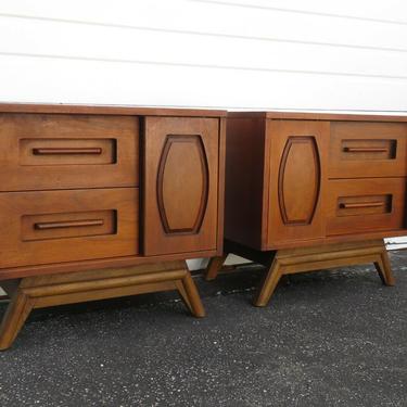 Mid Century Pair of Nightstands Bedside Side End Tables by Young MFG 2382