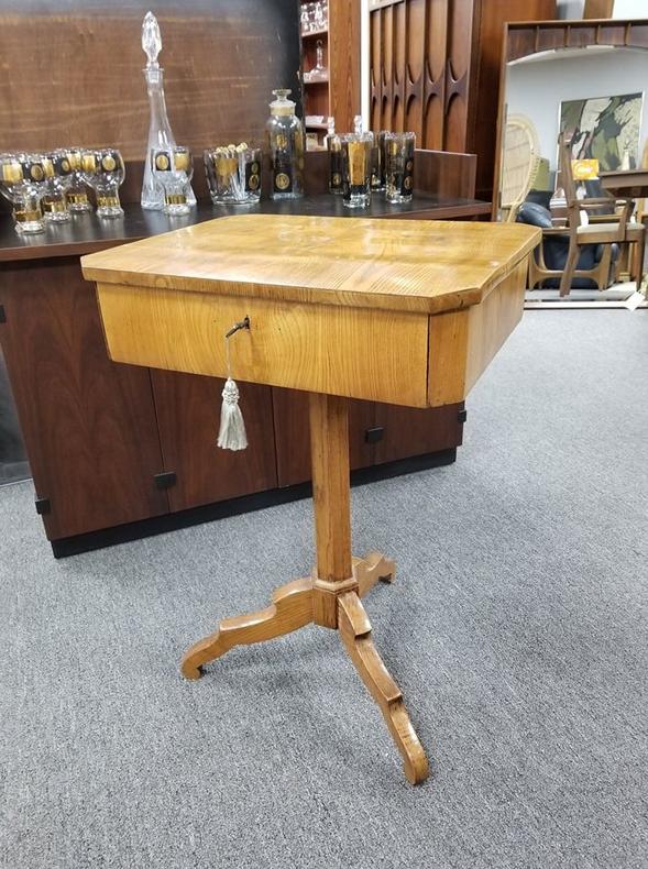                   Antique oak pedestal table with locking drawer