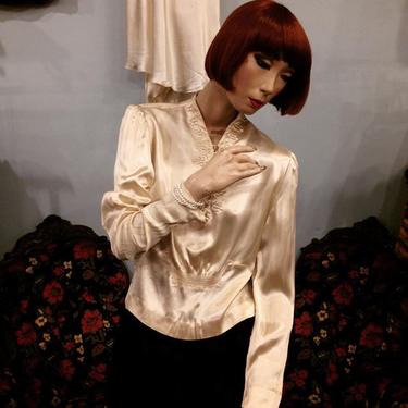 Cream satin blouse, 1930s.  #1930s #1930sblouse #1930ssatin #wearablevintage  #pollysuesvintageshop