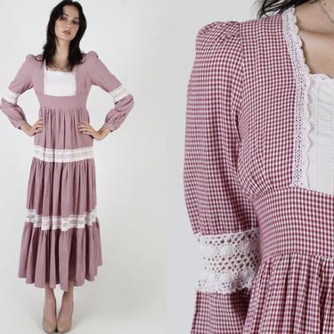Vintage 70s Burgundy Gingham Dress / Gunne Sax Lace Checker Dress / 1970s Renaissance Fair Dress White Plaid / Peasant Dirndl Maxi Dress 