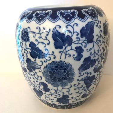 Vintage  Large Cobalt Blue And White Chinese Oriental Jar Vase Round Ginger Temple Jar Pot Chinoiserie Round 