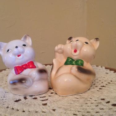 Vintage Pair of Cute  Cats Salt and Pepper Shakers Red and Green Bows- Nice 