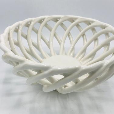 Vintage White Lattice round  Open Weave Bread Basket or Fruit Bowl Pottery 9&amp;quot;- Nice Condition 