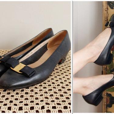 1980s Shoes // Navy Blue Salvatore FERRAGAMO Flats // vintage 80s heels // 8N 