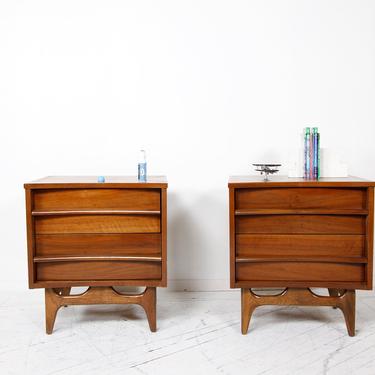 Vinage pair of end tables / nightstands by Young and Co | Free delivery in NYC and Hudson areas 