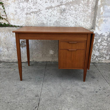 Vintage desk with adjustable drawers and leaf