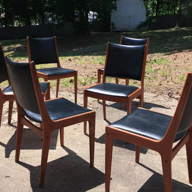 Six Johannes Andersen for Uldum Mbelfabrik teak dining chairs, 1960s Denmark. Original black vinyl upholstery Vintage 