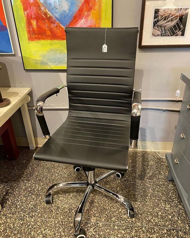 Black swirly adjustable office chair, 