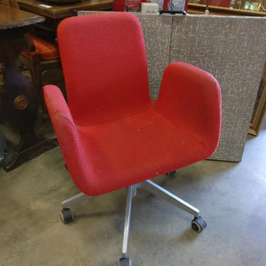Red Patrik Swivel Chair