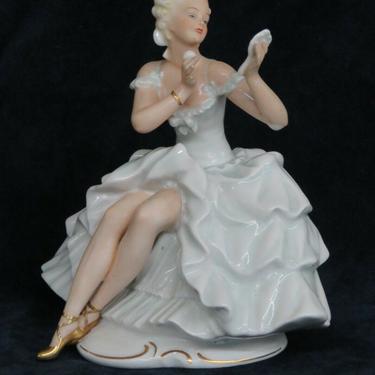 Wallendorf Porcelain Seated Ballerina With Mirror Figurine Germany 2511B
