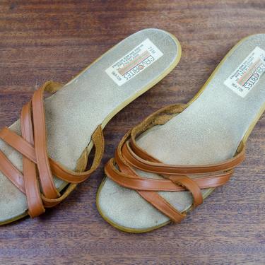 Vintage 70s sandals size 7, brown leather low wedge slip on flip flops for hippie boho style, summer beach wear slide like Bass Sunjuns 