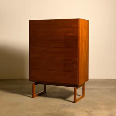 Arne Hovmand Olsen Teak Six Drawer Chest by Mogens Kold, circa 1960. Well constructed and detailed case with built in handles to drawer end 