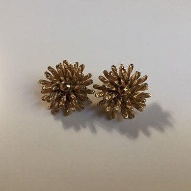 Vintage 1950s 50s / 1960s 60s atomic pinup glam gold tone twisted metal floral flower clip on earrings costume jewelry accessories 
