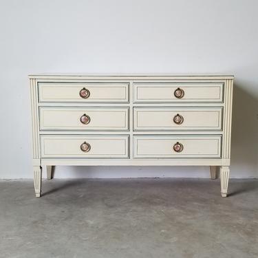 Vintage 1960s French Provincial / Neoclassical Style Six Drawer Dresser. 