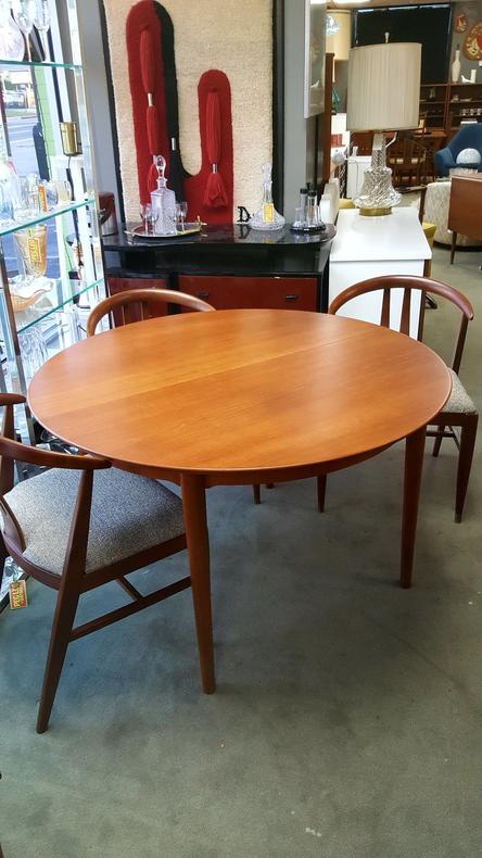 Danish Modern round teak dining table with 2 large drop-in extensions by Arne Vodder