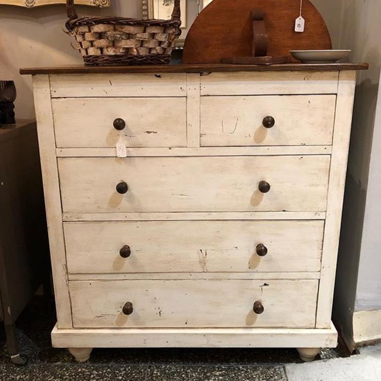 Gorgeous country chest of drawers $625