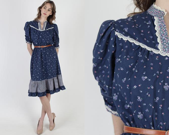 Vintage 70s Navy Calico Floral Dress / Womens Porch Style Pull On Dress / Country Prairie Garden Simple Tiered Mini Dress 