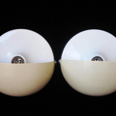 Vintage 1970s Italian Mod &amp;quot;Mezzanotte&amp;quot; Wall Sconces by iGuzzini in Eggshell and White Acrylic With Half-Moon Pivoting Shades 