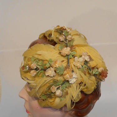 Wedding Party Arrives - Vintage 1940s 1950s Lemon Yellow Curled Feather &amp; Floral Cookie Cutter Hat Fascinator 