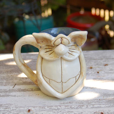 Grinning Toothy Smiling Cheshire Crossed Eye Cat Ugly Face Studio Art Pottery 20 oz Mug signed Kim ~ Cream and Ginger Cat with Blue Interior 
